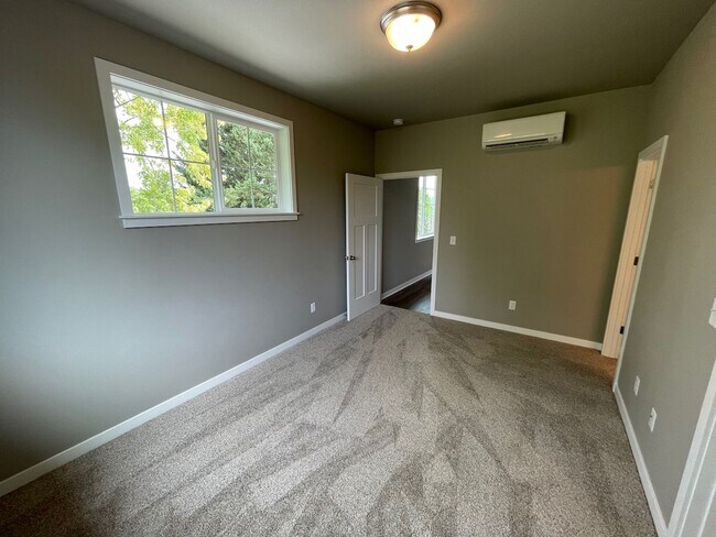 Building Photo - NEW 4 Bedroom / 4.5 Bath Duplex. A/C in every bedroom