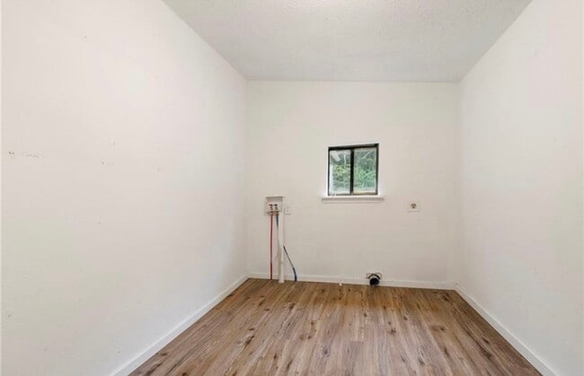 Building Photo - $1500 move-in special