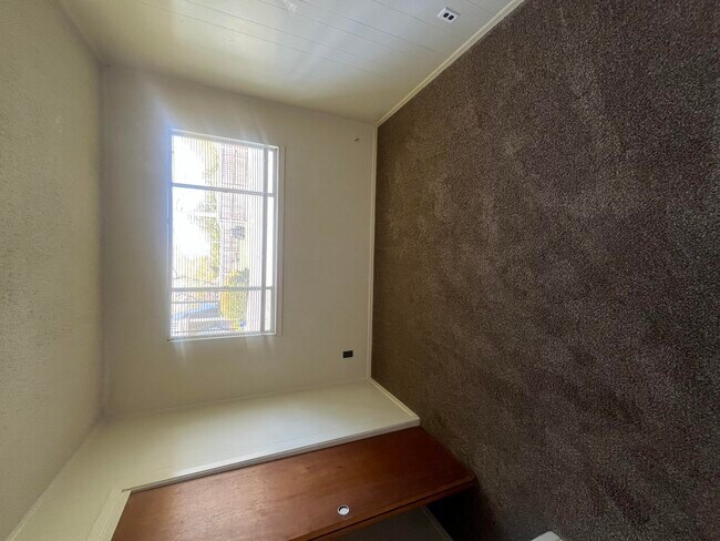 Building Photo - 590 Florosa Ct