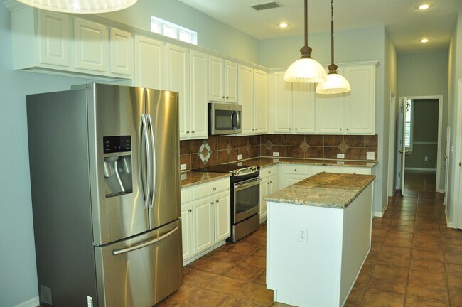 Building Photo - 607 Nadina Pl