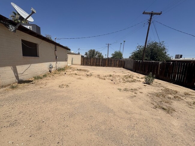 Building Photo - 7747 W Weldon Ave