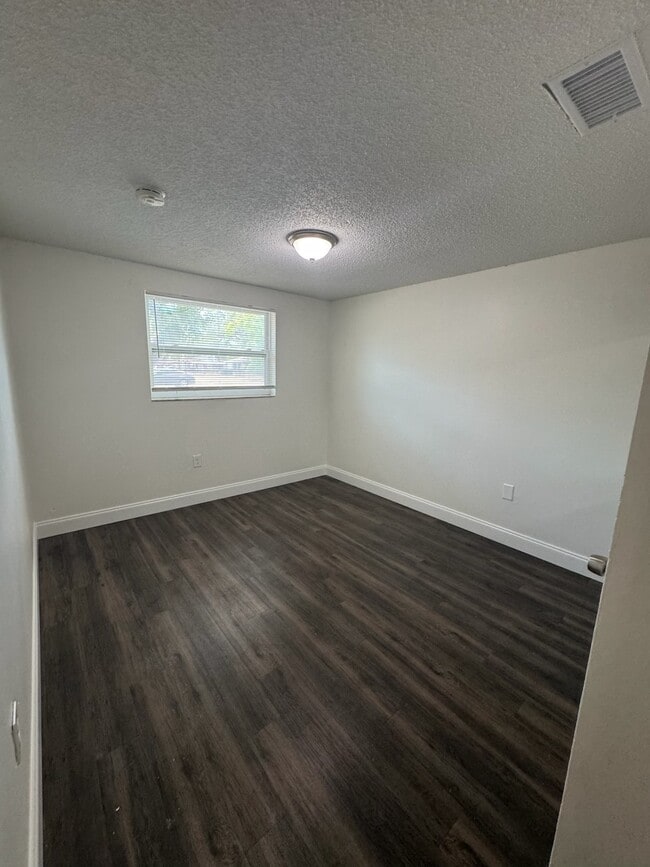 Building Photo - 915 34th Ave W