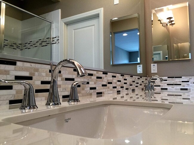 Building Photo - Amazing 4 Bedroom/3.5 Bathroom Townhome