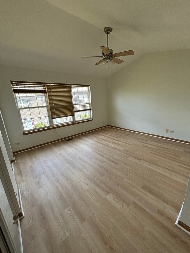 Building Photo - 2422 Golf Ridge Cir