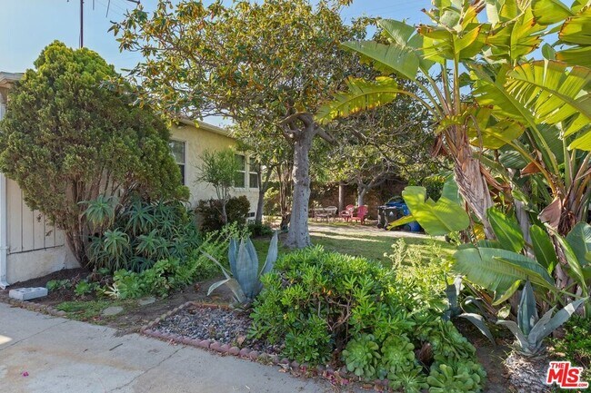 Building Photo - 8732 El Manor Ave
