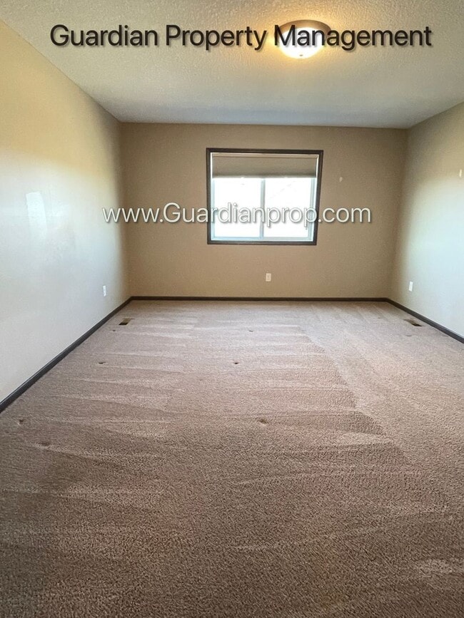Building Photo - Lakeville, Middle Unit Town Home, 2.5 Bath...