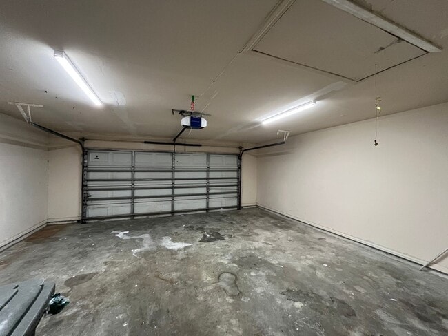 Building Photo - BRICK HOME QUICK COMMUTE TO CROSSTOWN SOUTH