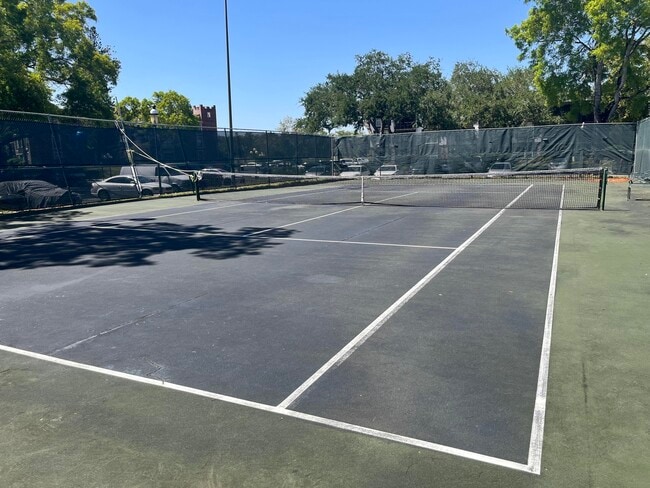 Building Photo - 3720 Inverrary Dr