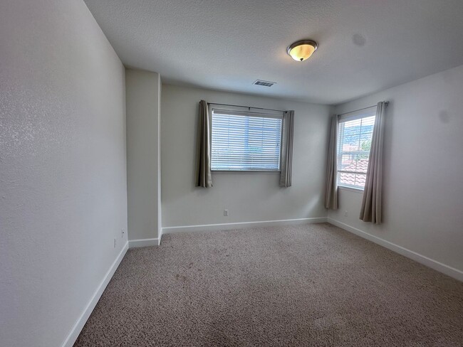 Building Photo - 10735 Ridgebrook Dr