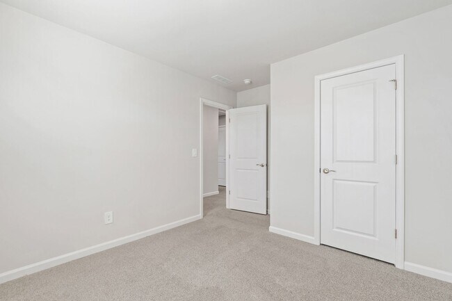 Building Photo - Stunning 3-Bedroom Residence in Oak Manor,...