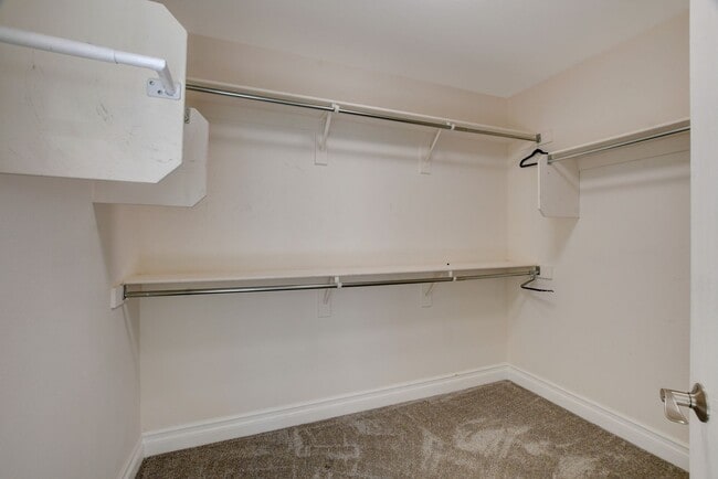 Building Photo - COMING SOON!! $1000 off 1st months Rent Guard-Gated Golf Course Living on the 14th Green!