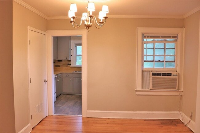 Building Photo - Charming 2-bedroom waiting to be yours !!