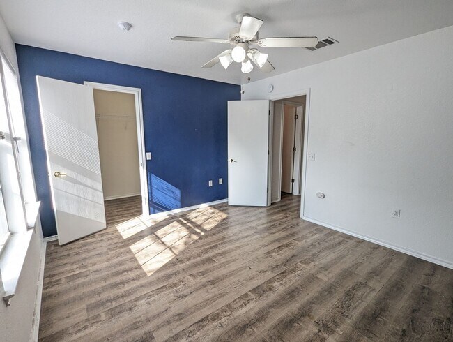 Building Photo - 3 Bed / 2 Bath Home with Private Backyard