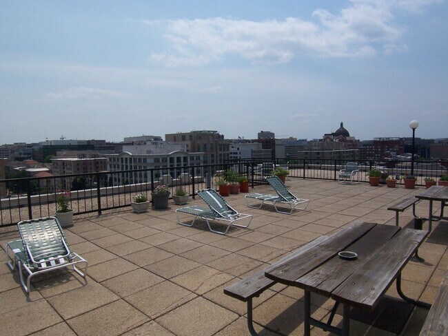 Building Photo - FREE RENT! Spectacular Scott Circle Solari...