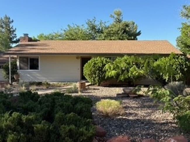 Building Photo - Cozy, West Sedona home with large fenced b...
