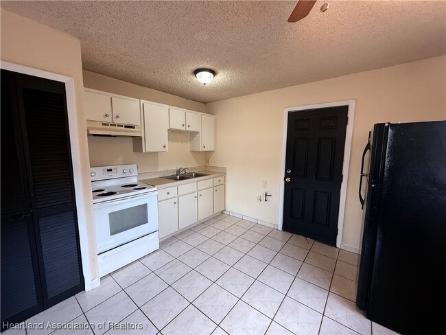 Building Photo - 508 Las Palmas Cir