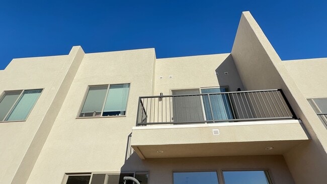 Building Photo - Stunning Dog Friendly 4 Bedroom 2.5 Bath T...