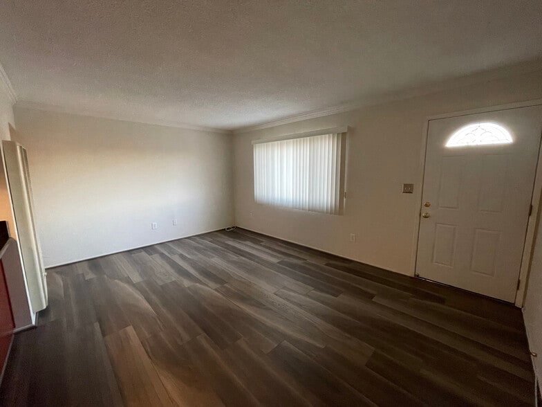Living room - 1915 Ruhland Ave