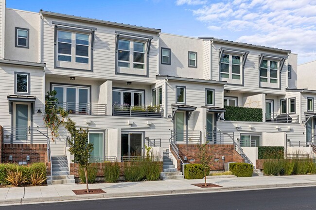 Building Photo - Modern, Stylish Furnished Townhome in Down...