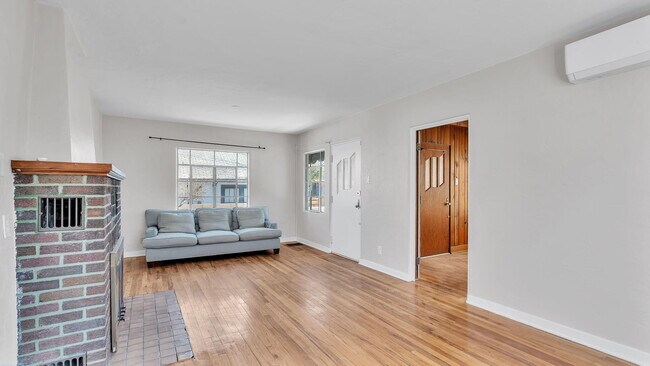 Building Photo - 205 Harvard Dr SE