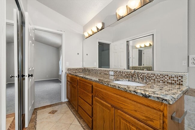 Building Photo - Beautifully Updated 4-Bedroom Home with 3-...