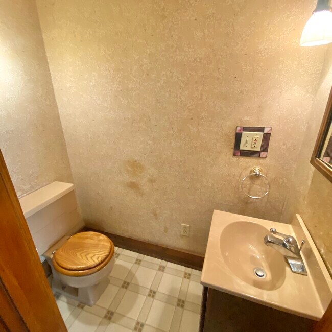 Building Photo - 1706 W Saginaw St