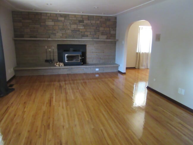 Building Photo - 2744 S Golden Way