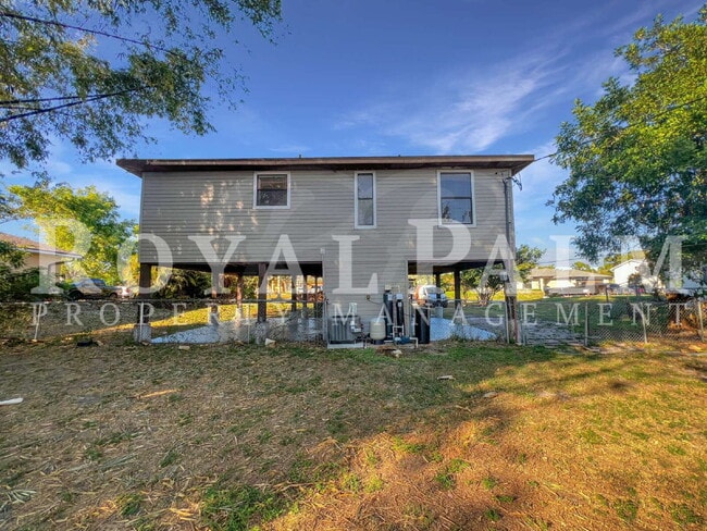 Building Photo - 2/1 Rental with W/D Hookups—Roses are Red, Lawns are Green, a Fenced Yard? That’s a Pet Lover’s D...