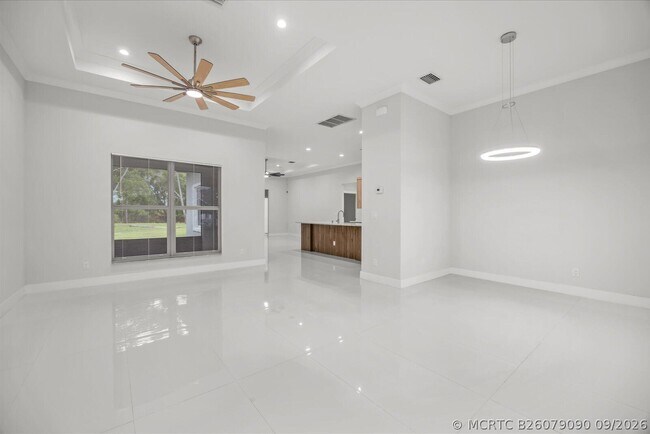 Building Photo - 419 SW Namoit Pl