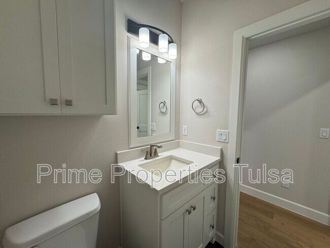 Building Photo - 1102 E Delmar Pl