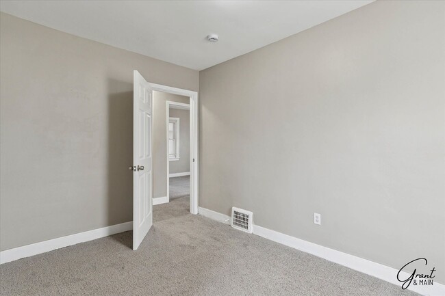 Building Photo - $1500 Large 3 bedroom home