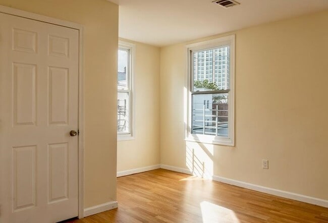 Building Photo - 559 Newark Ave