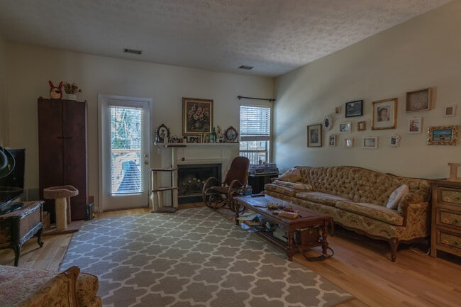 Building Photo - 2 Bedroom Condo in Dunwoody Plantation