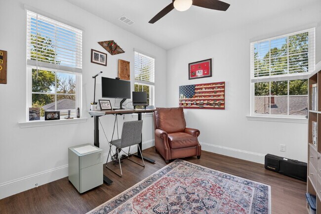 Building Photo - 706 W 44th St