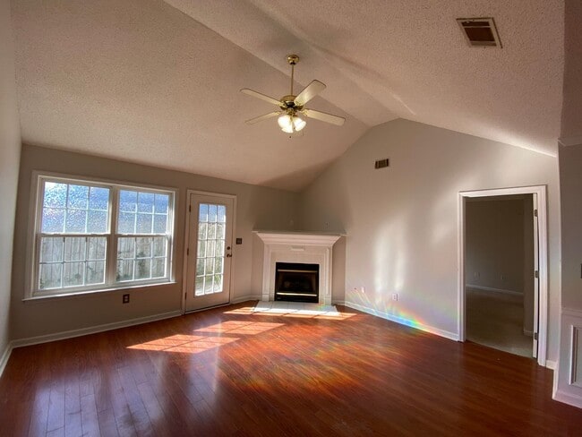 Building Photo - 2 Bedroom Townhome on a corner lot in Harvestwood!