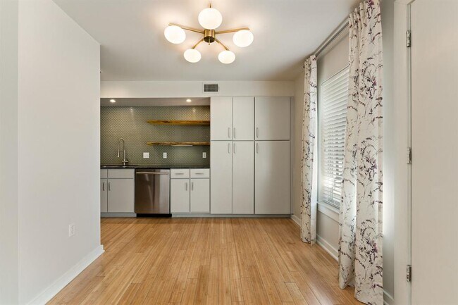 Building Photo - 2200 Dickson Dr