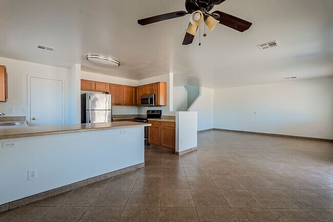 Building Photo - 4 Bedroom home for rent