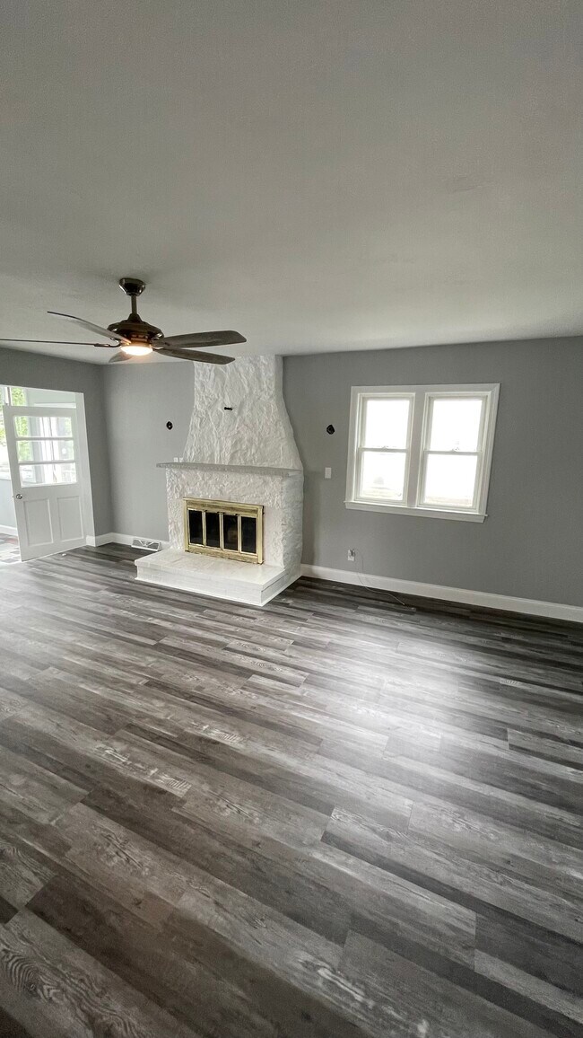 Living room - 20 Lakeview Pl