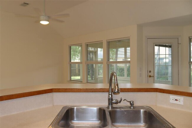 Building Photo - 3013 Parker Dr