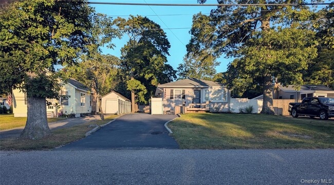 Primary Photo - 139 Pine Neck Ave