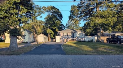 Building Photo - 139 Pine Neck Ave