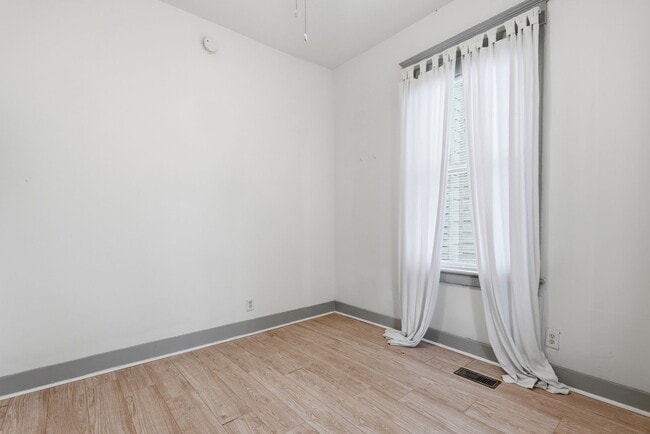 Building Photo - 538 E Waldburg St