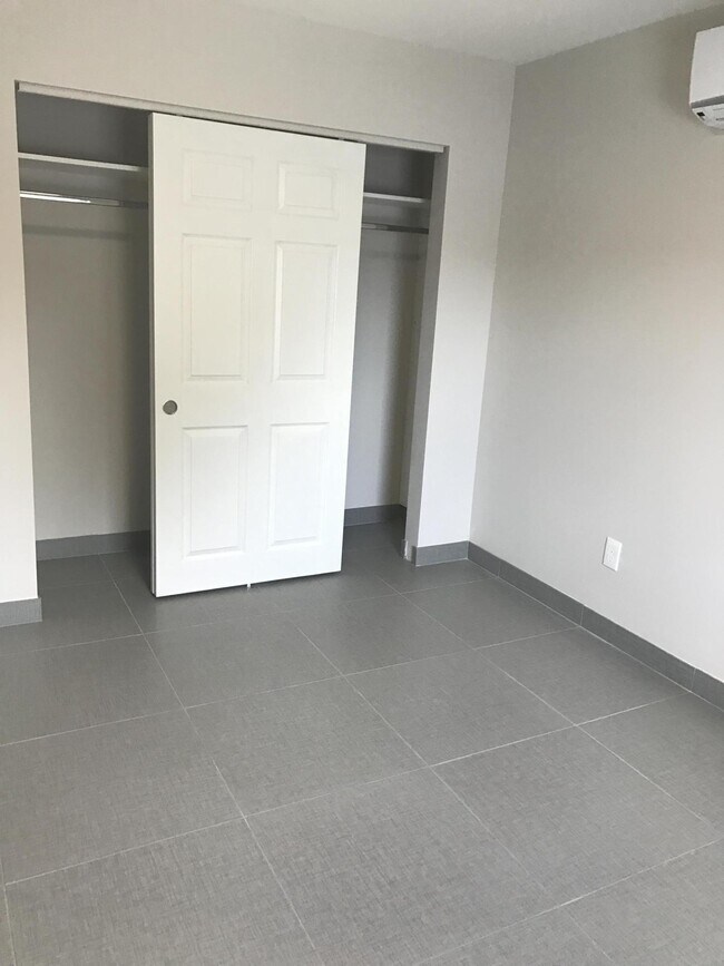 Building Photo - 142 SW 8th Ave