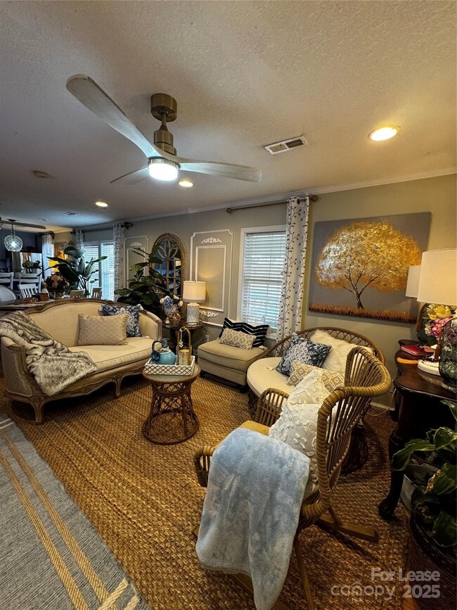 Building Photo - 404 Moss Springs Rd