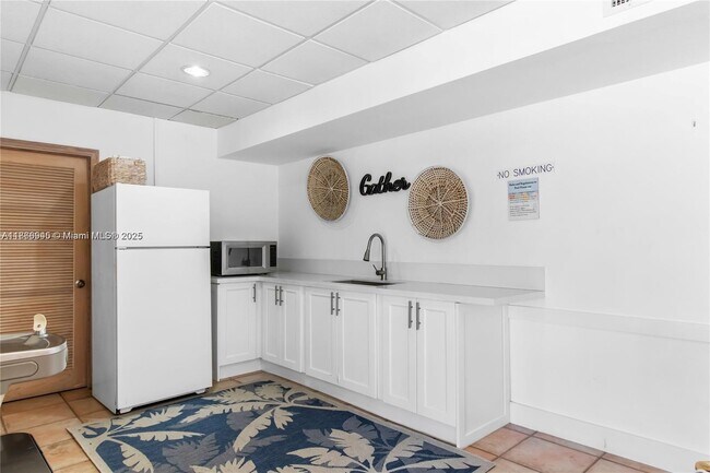 Building Photo - 2625 Collins Ave