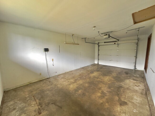 Building Photo - 2,510 Sq Ft | 5 Bedroom · 3 Bathroom – W/D...