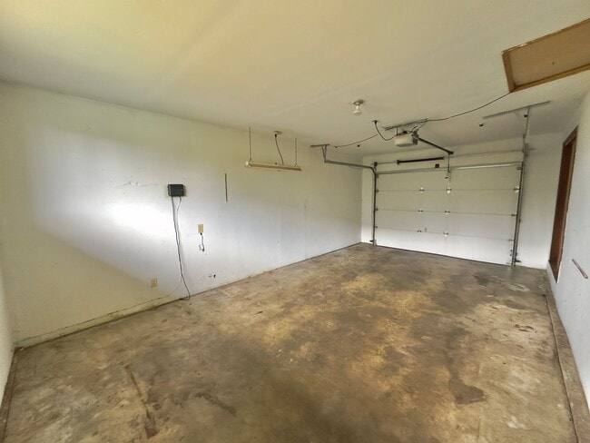 Building Photo - 2,510 Sq Ft | 5 Bedroom · 3 Bathroom – W/D, Terrace, Garage & Extra Space