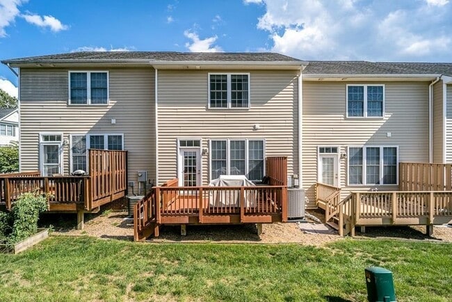 Building Photo - Spacious Luxury Townhome! Outstanding Location!