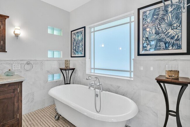 Building Photo - 5915 La Gorce Dr