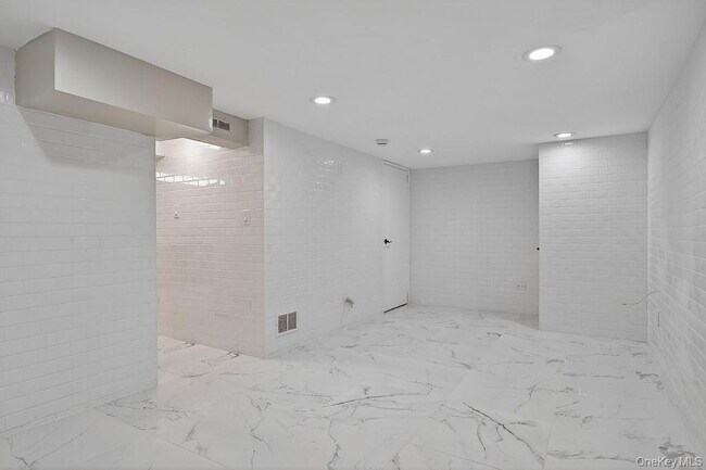 Building Photo - 155 White Rd